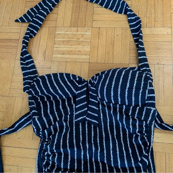 Seafolly flattering swimsuit - Picture 2 of 10